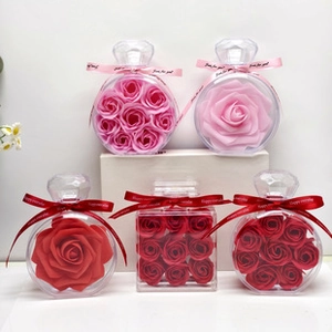 Detalle de caja de regalo de rosas de jabón con forma de corazón y lazo decorativo