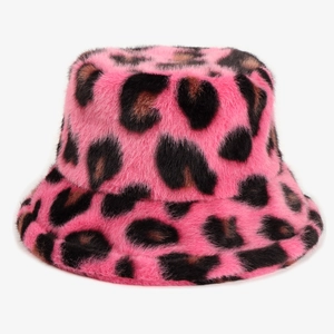 Dettaglio del tessuto in peluche leopardato rosa su un caldo cappello da pescatore
