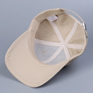 Détail d'une casquette de baseball en coton kaki montrant la doublure, l'étiquette et l'attache