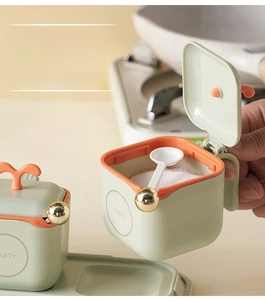 Detail view of seasoning jar with integrated spoon slot and orange sealing ring