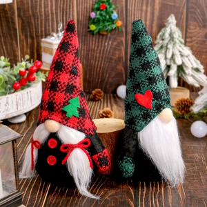 Gnomi di Natale con cappelli a quadri su sfondo di legno per decorazione festiva