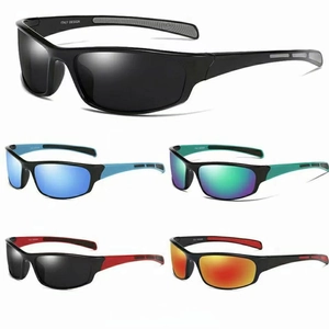 Dettaglio di cinque colori di occhiali da sole sportivi con design Italy sulla stanghetta