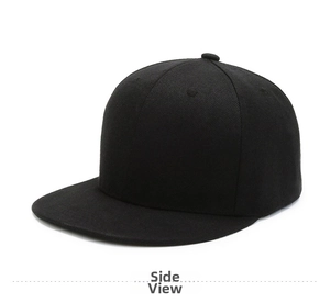 Detalle de una gorra snapback negra lisa con diseño de seis paneles y visera plana ancha