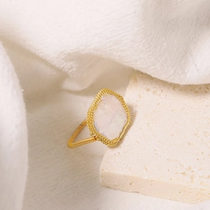 Anello barocco in filo dorato con una perla naturale d'acqua dolce bianca su pietra