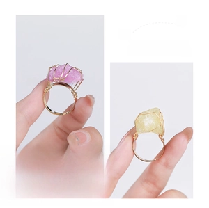 Primer plano de anillos de cristal hechos a mano con alambre de cobre y banda dorada