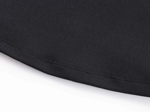 Dettaglio ravvicinato dell'orlo a doppia cucitura sul top a fascia elastico nero