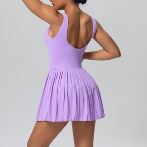 Vue arrière d'une robe de tennis violet clair sans manches avec jupe plissée détaillée