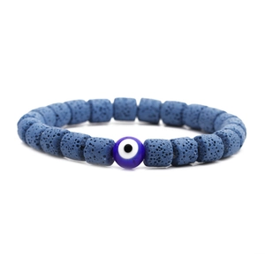 Detailansicht der blauen Evil Eye Perle und zylindrischen Lavasteine am Armband