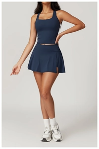 Dettaglio della gonna sportiva blu navy a vita alta con spacco laterale e opaco