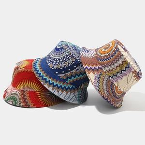 Dettaglio di cappelli alla pescatora in tela con stampa floreale bohémien in tre colori