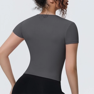 Détail du haut de yoga gris foncé montrant le tissu respirant et la coupe slim ajustée