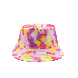 Dettaglio del motivo tie-dye rosa e viola sul cappello a secchiello in cotone a tesa larga