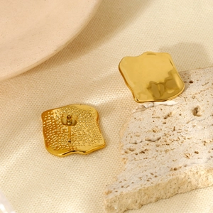 Orecchini in acciaio inossidabile 316L placcati oro 16K con trama martellata geometrica