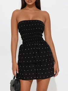 Eng anliegendes rückenfreies Bandeau-Kleid mit Punkten und Smok-Mieder