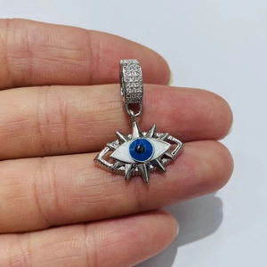 Detailaufnahme des Evil Eye Anhängers mit blauem Emaille und funkelnden Kristallen