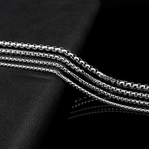 Détail de diverses chaînes à perles carrées en acier inoxydable argenté pour bijoux DIY