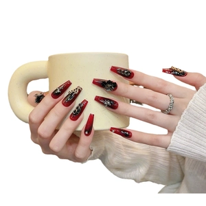 Faux ongles gothiques faits main avec dégradé rouge et noir, chaînes et détails floraux 3D