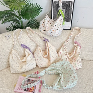 Détails de cinq sacs sous les bras à motifs avec tissu texturé et bandoulières plissées
