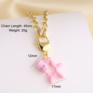 Détail du collier chaîne dorée 45cm avec pendentifs chien ballon rose sur soie