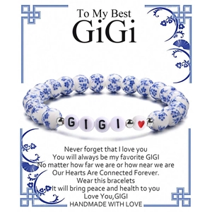 Dettaglio del bracciale in perline di ceramica Gigi con motivi floreali in porcellana blu e bianca
