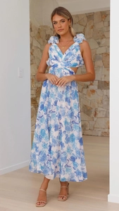 Dettaglio del taglio in vita e volant in chiffon a fiori blu su questo abito lungo estivo