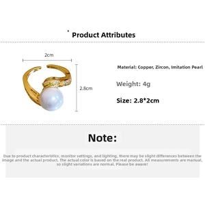 Détails d'une bague serpent plaquée or avec perle et zircone de taille 2,8x2 cm