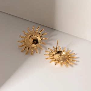 Boucles d'oreilles en acier inoxydable plaqué or 18k avec relief lune et étoiles