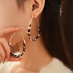 Boucles d'oreilles créoles léopard en métal doré et tissu élégant pour un look chic