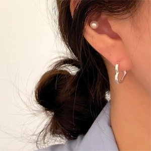 S925 sterling silver heart hoop earrings and pearl studs set worn by female model