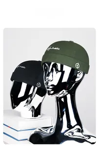 Détail de la broderie sur les bonnets docker en toile de coton vert olive et noir