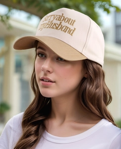 Detailansicht der Bestickung Sorry About My Husband auf der zweifarbigen Trucker-Mütze