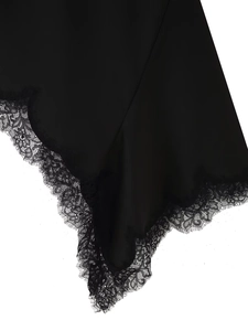 Gros plan sur une robe en satin noir avec bordure en dentelle cil et texture soyeuse