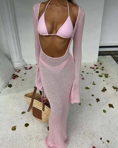 Détail de la robe de plage rose au crochet portée sur un bikini pour les vacances d'été