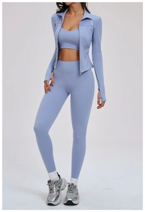Vue détaillée de l'ensemble de yoga bleu clair trois pièces avec veste, brassière et legging