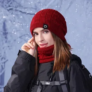 Ensemble bonnet et tour de cou en tricot rouge foncé doublé polaire pour l'hiver