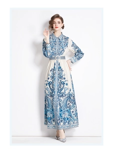 Détail d'une robe de style royal avec col rabattu et motif floral paisley bleu