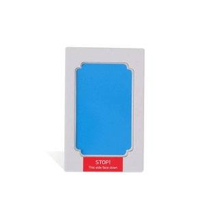 Dettaglio macro del tampone d'inchiostro blu senza inchiostro con istruzioni per regali DIY