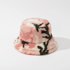 Gros plan sur la texture sherpa épaisse camouflage rose d'un chapeau de pêcheur