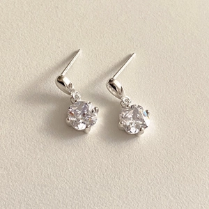 Classic 925 sterling silver four-prong stud earrings with clear square-cut zircon