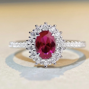 Ring aus S925 Sterlingsilber mit ovalem rotem Zirkon und Pavé-Diamantfassung