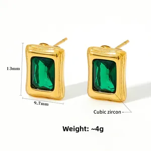 Vue détaillée des boucles d'oreilles rectangulaires en zircone plaquées or 14 carats