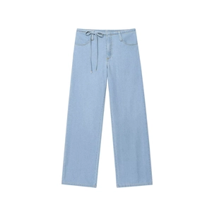 Damen Hellblaue Weite Jeanshose mit Kordelzug am Bund auf weißem Hintergrund