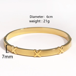 Détail macro du bracelet carré plaqué or avec cristaux et dimensions de 7mm de largeur