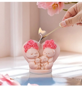 Roze hartvormige kaars met teddyberen en rozen voor decoratie op Valentijnsdag