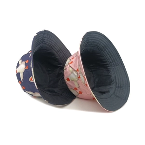Chapeaux de soleil d'été rose et bleu marine pour enfants avec motifs de manchots