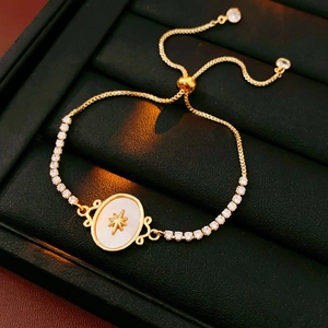 Détail d'un bracelet plaqué or 18k avec étoile octogonale et incrustation de nacre