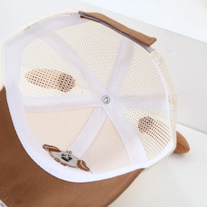 Vue détaillée du chapeau de soleil bébé avec maille respirante et broderie interne