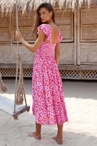 Detail der gesmokten elastischen Rückseite und Rüschenärmel am rosa Maxikleid