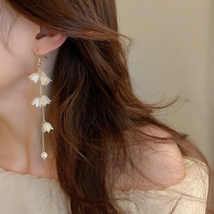 Boucles d'oreilles élégantes muguet en acrylique avec perles blanches et or