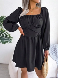 Mini-robe noire élégante à col carré et manches longues avec détails plissés à la taille